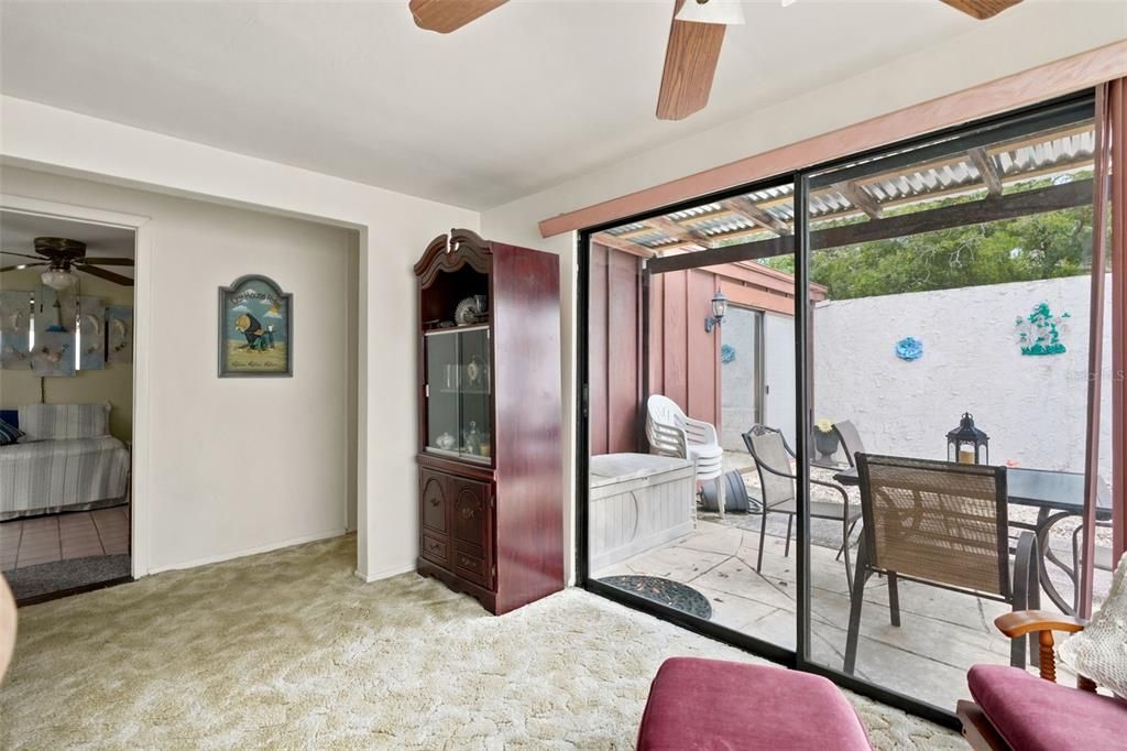 For Sale: $175,000 (2 beds, 1 baths, 963 Square Feet)
