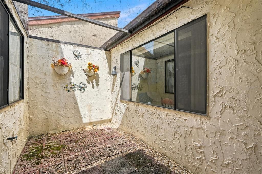 For Sale: $175,000 (2 beds, 1 baths, 963 Square Feet)