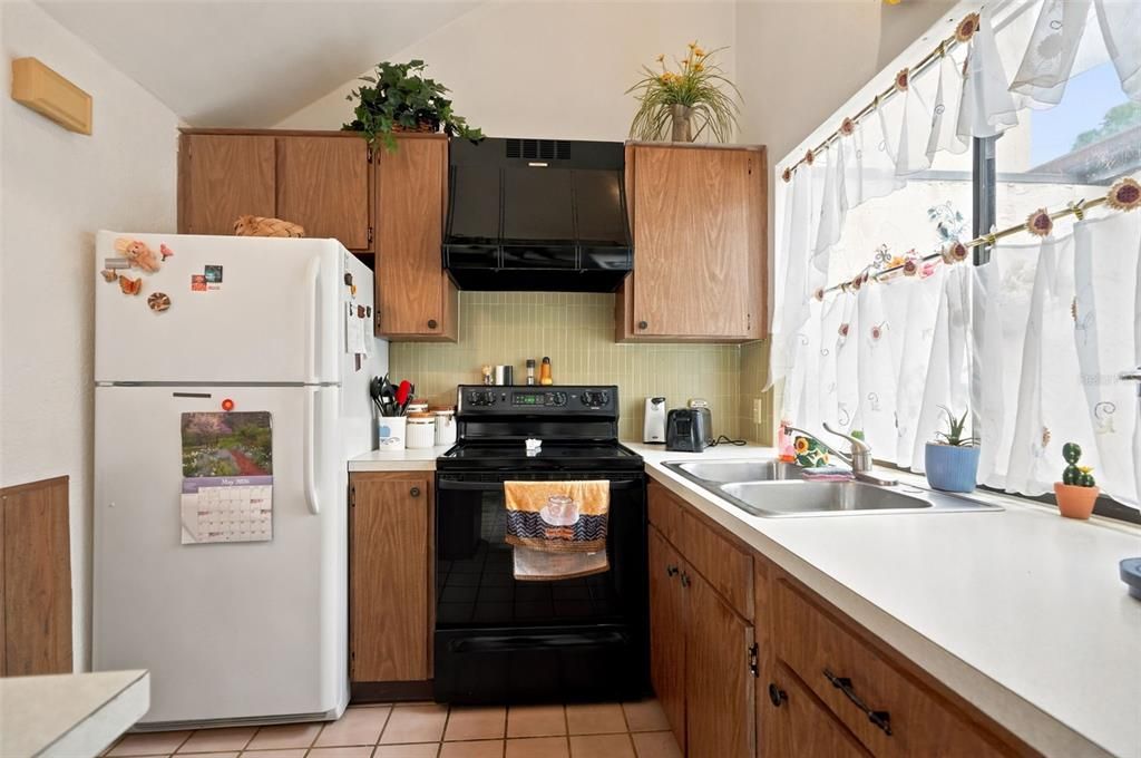 For Sale: $175,000 (2 beds, 1 baths, 963 Square Feet)