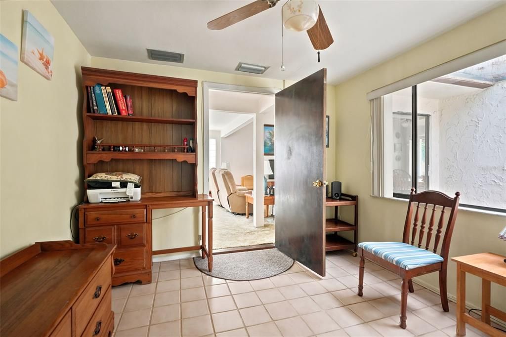 For Sale: $175,000 (2 beds, 1 baths, 963 Square Feet)
