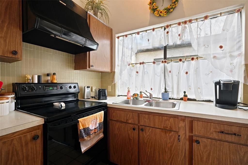 For Sale: $175,000 (2 beds, 1 baths, 963 Square Feet)