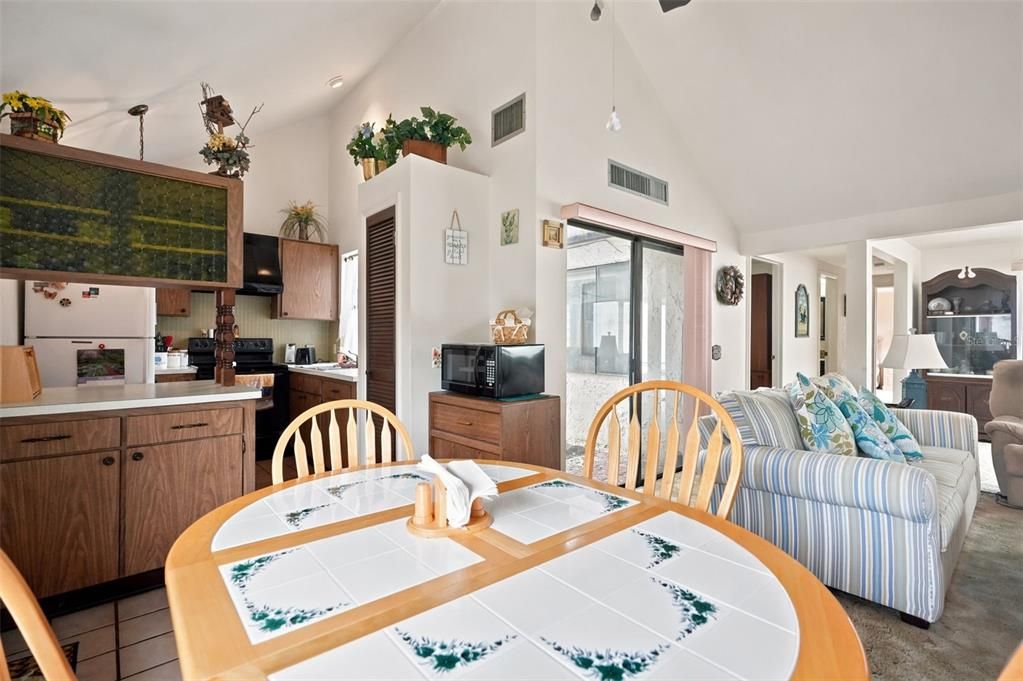 For Sale: $175,000 (2 beds, 1 baths, 963 Square Feet)