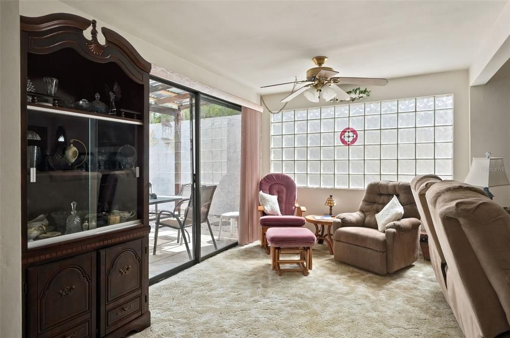 For Sale: $175,000 (2 beds, 1 baths, 963 Square Feet)