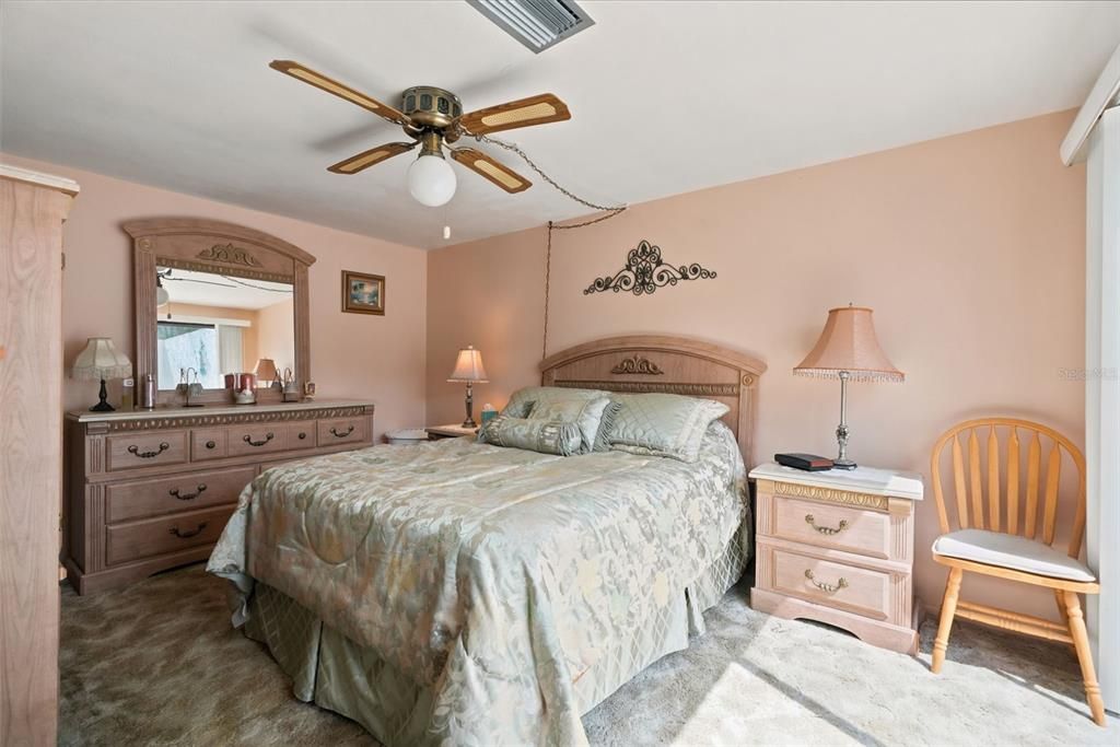 For Sale: $175,000 (2 beds, 1 baths, 963 Square Feet)