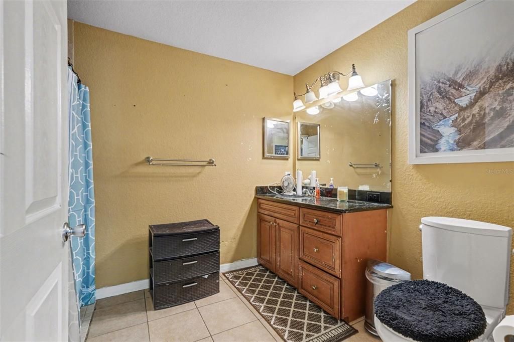 Activo con contrato: $240,000 (2 camas, 1 baños, 1210 Pies cuadrados)