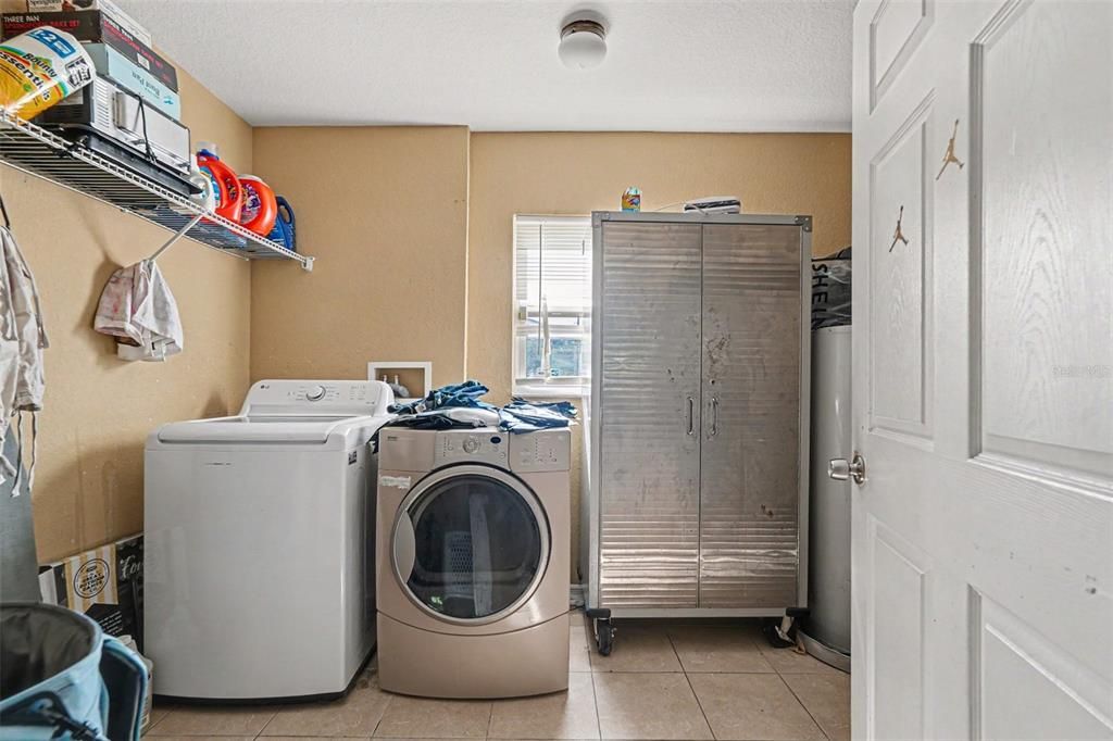Activo con contrato: $240,000 (2 camas, 1 baños, 1210 Pies cuadrados)
