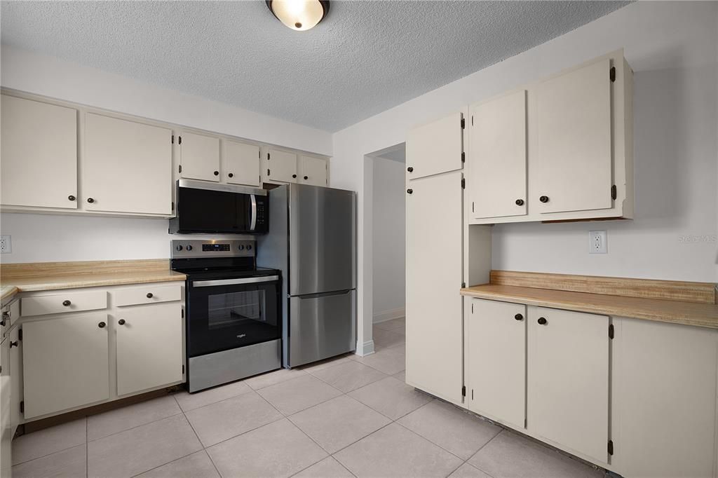 For Sale: $229,900 (2 beds, 1 baths, 1219 Square Feet)