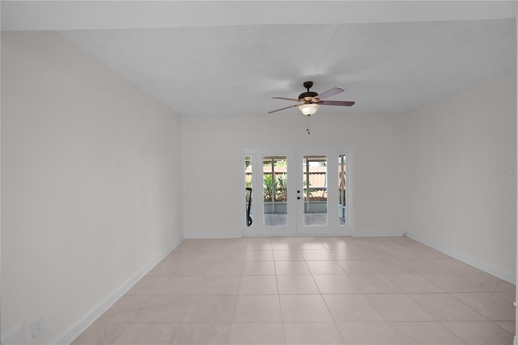 For Sale: $229,900 (2 beds, 1 baths, 1219 Square Feet)