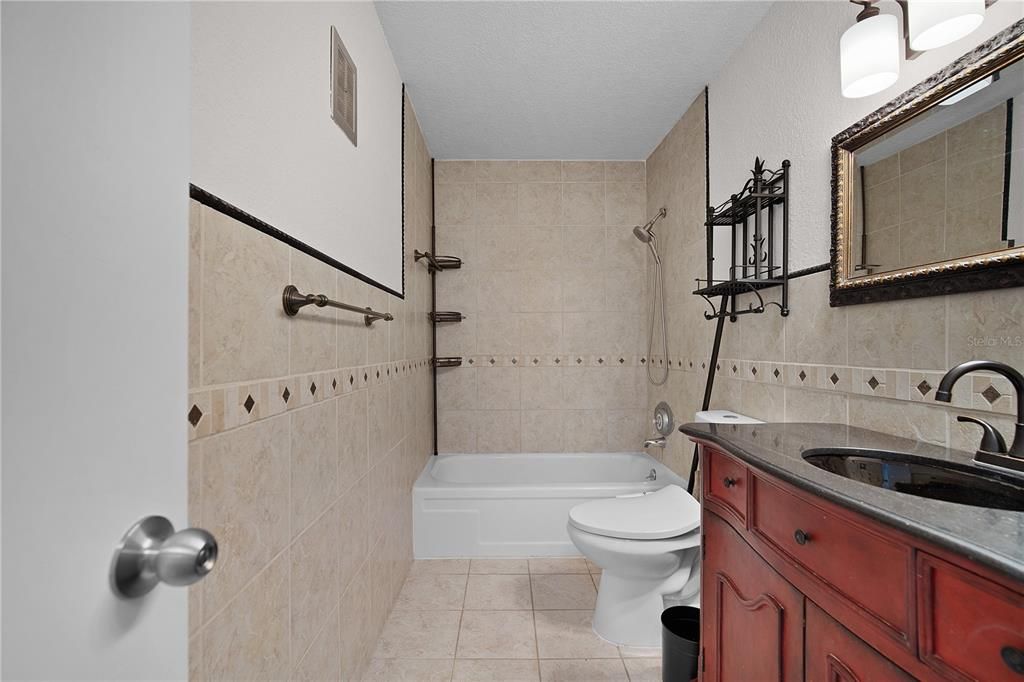 For Sale: $229,900 (2 beds, 1 baths, 1219 Square Feet)