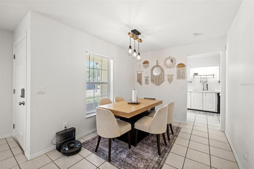 En Venta: $357,000 (4 camas, 2 baños, 1556 Pies cuadrados)