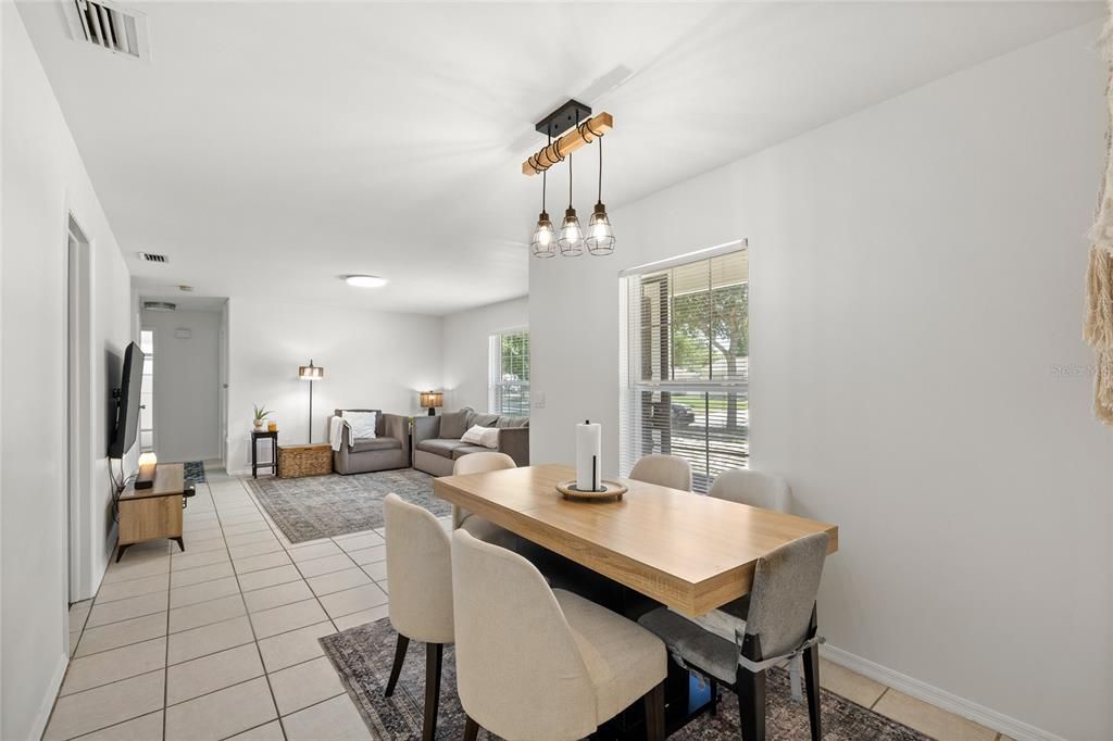 En Venta: $357,000 (4 camas, 2 baños, 1556 Pies cuadrados)