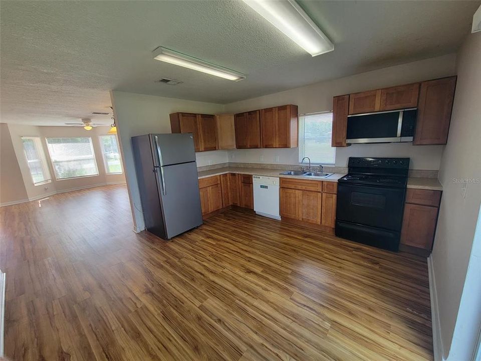 В аренду: $1,995 (3 спален, 2 ванн, 1288 Квадратных фут)