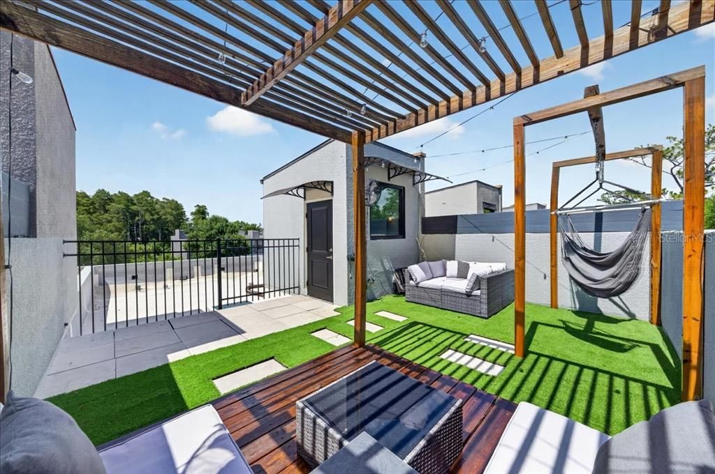 Под контрактом: $524,999 (3 спален, 3 ванн, 1678 Квадратных фут)