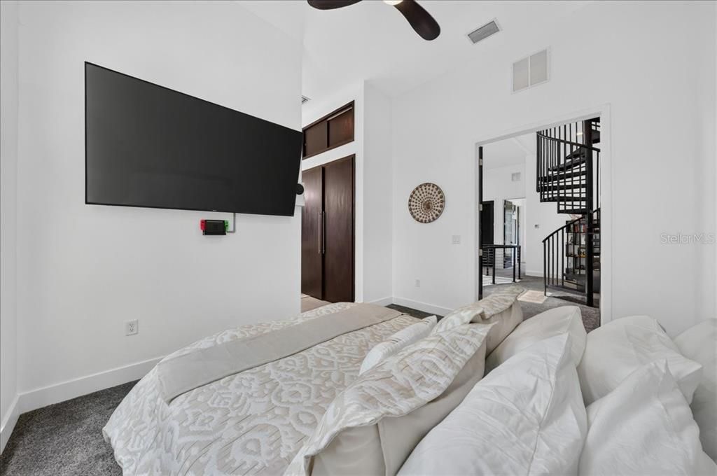 Под контрактом: $524,999 (3 спален, 3 ванн, 1678 Квадратных фут)