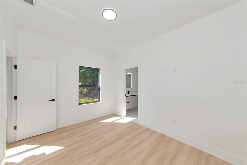 Activo con contrato: $469,000 (4 camas, 3 baños, 2401 Pies cuadrados)
