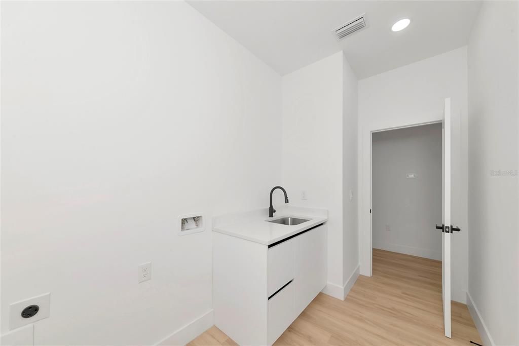 Activo con contrato: $469,000 (4 camas, 3 baños, 2401 Pies cuadrados)