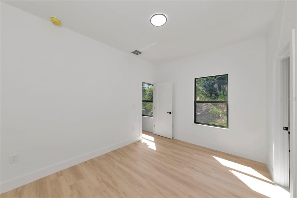 Activo con contrato: $469,000 (4 camas, 3 baños, 2401 Pies cuadrados)