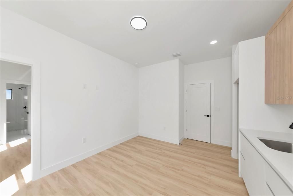 Activo con contrato: $469,000 (4 camas, 3 baños, 2401 Pies cuadrados)