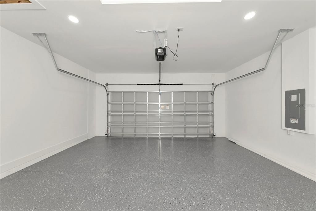Activo con contrato: $469,000 (4 camas, 3 baños, 2401 Pies cuadrados)