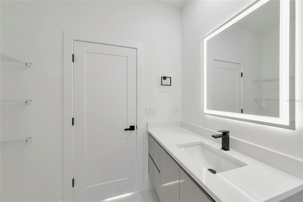 Activo con contrato: $469,000 (4 camas, 3 baños, 2401 Pies cuadrados)