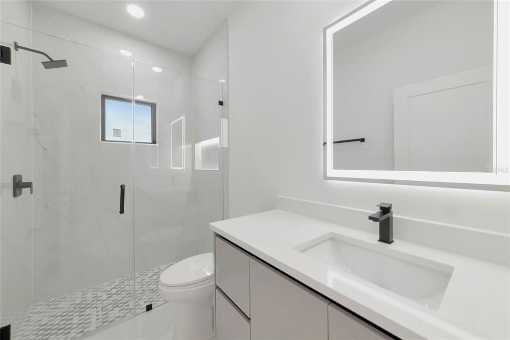 Activo con contrato: $469,000 (4 camas, 3 baños, 2401 Pies cuadrados)