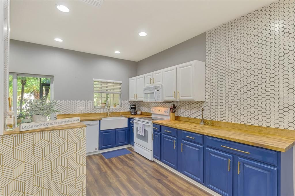 For Sale: $234,900 (2 beds, 2 baths, 1429 Square Feet)