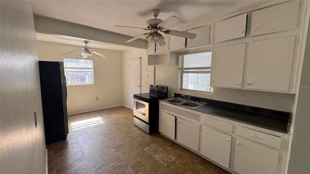 For Rent: $1,850 (2 beds, 1 baths, 889 Square Feet)