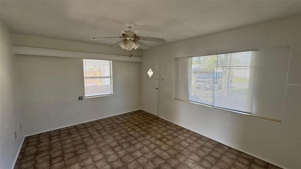 For Rent: $1,850 (2 beds, 1 baths, 889 Square Feet)