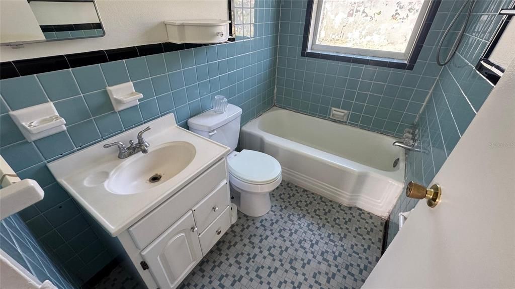 For Rent: $1,850 (2 beds, 1 baths, 889 Square Feet)