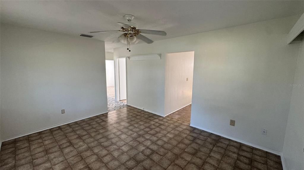 For Rent: $1,850 (2 beds, 1 baths, 889 Square Feet)