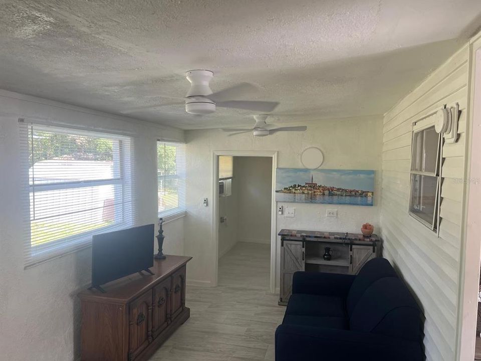 For Sale: $137,900 (2 beds, 1 baths, 684 Square Feet)