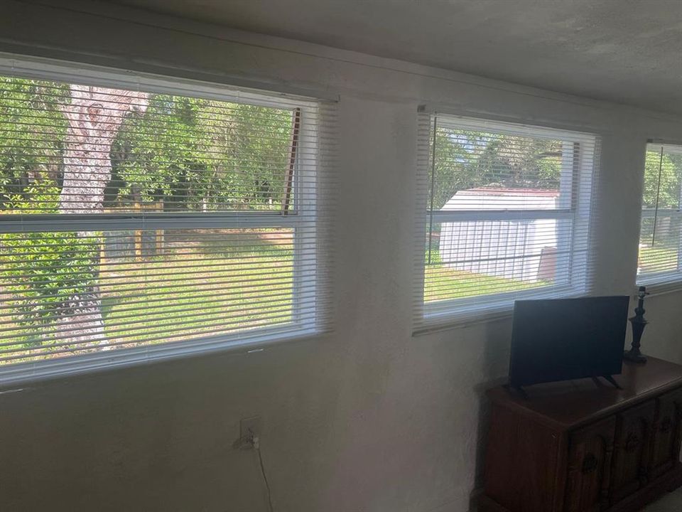 For Sale: $137,900 (2 beds, 1 baths, 684 Square Feet)