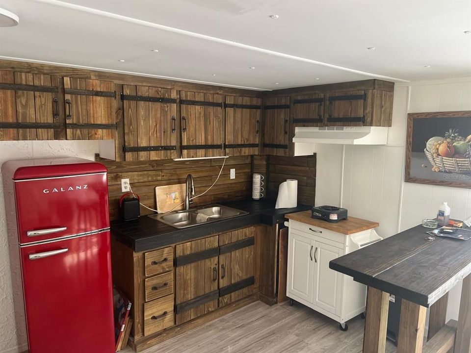 For Sale: $137,900 (2 beds, 1 baths, 684 Square Feet)