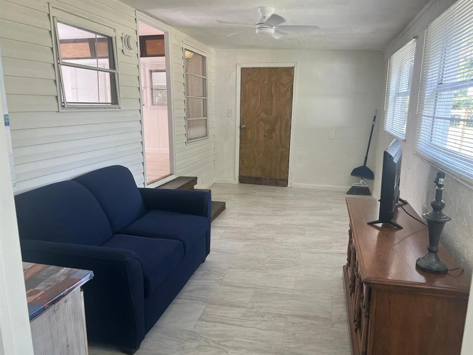 For Sale: $137,900 (2 beds, 1 baths, 684 Square Feet)