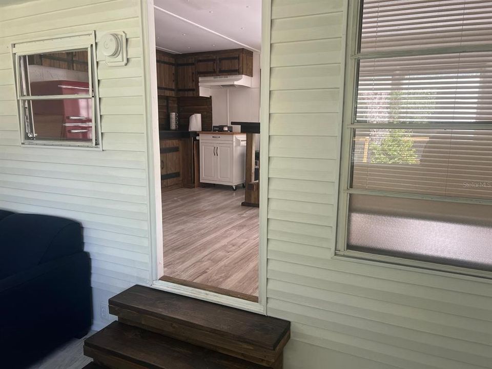 For Sale: $137,900 (2 beds, 1 baths, 684 Square Feet)