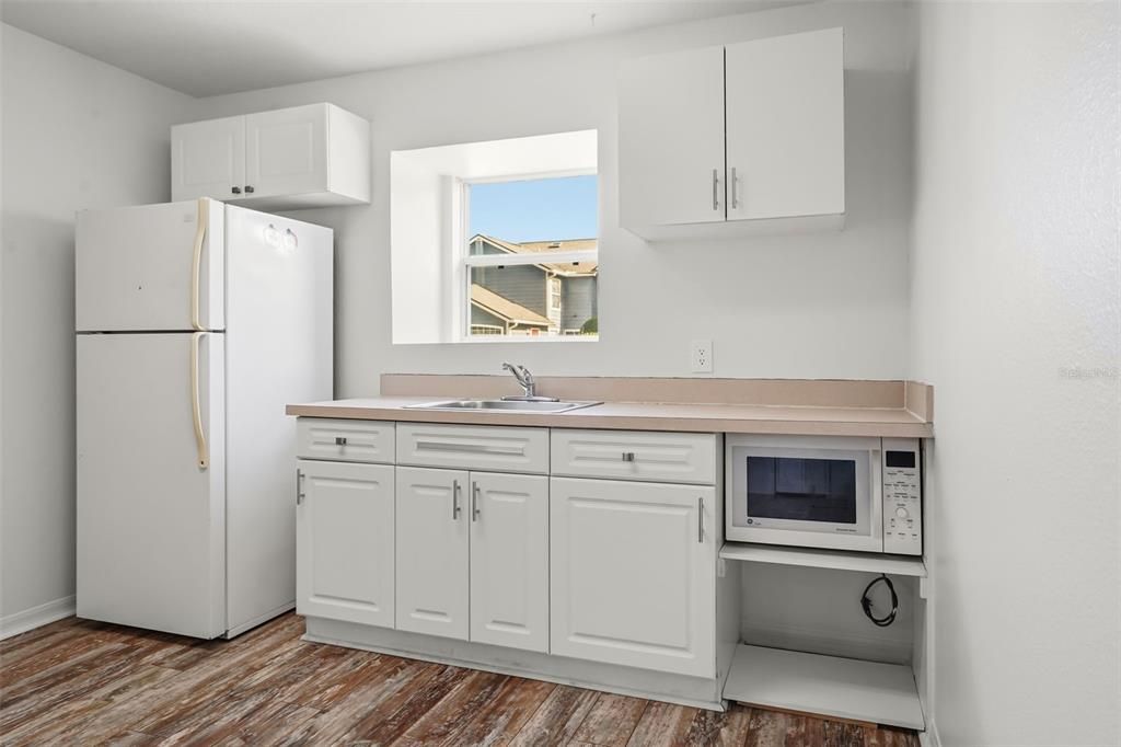 For Sale: $279,999 (4 beds, 3 baths, 1748 Square Feet)