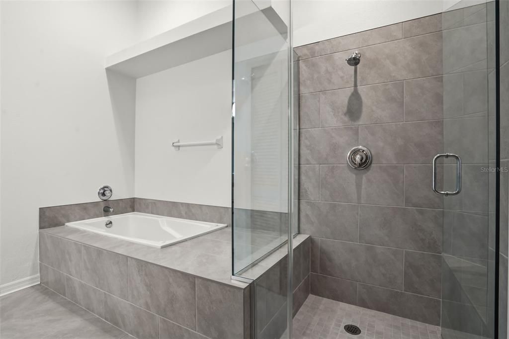 For Sale: $279,999 (4 beds, 3 baths, 1748 Square Feet)