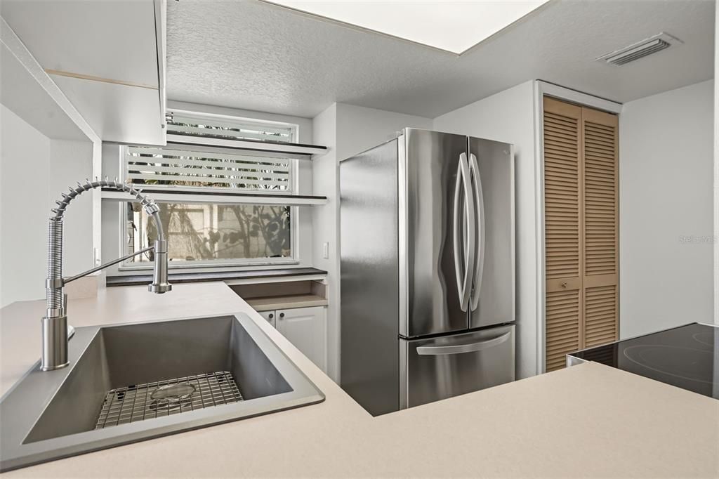 For Sale: $279,999 (4 beds, 3 baths, 1748 Square Feet)