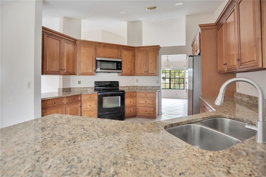 待售: $384,000 (4 贝兹, 2 浴室, 2215 平方英尺)