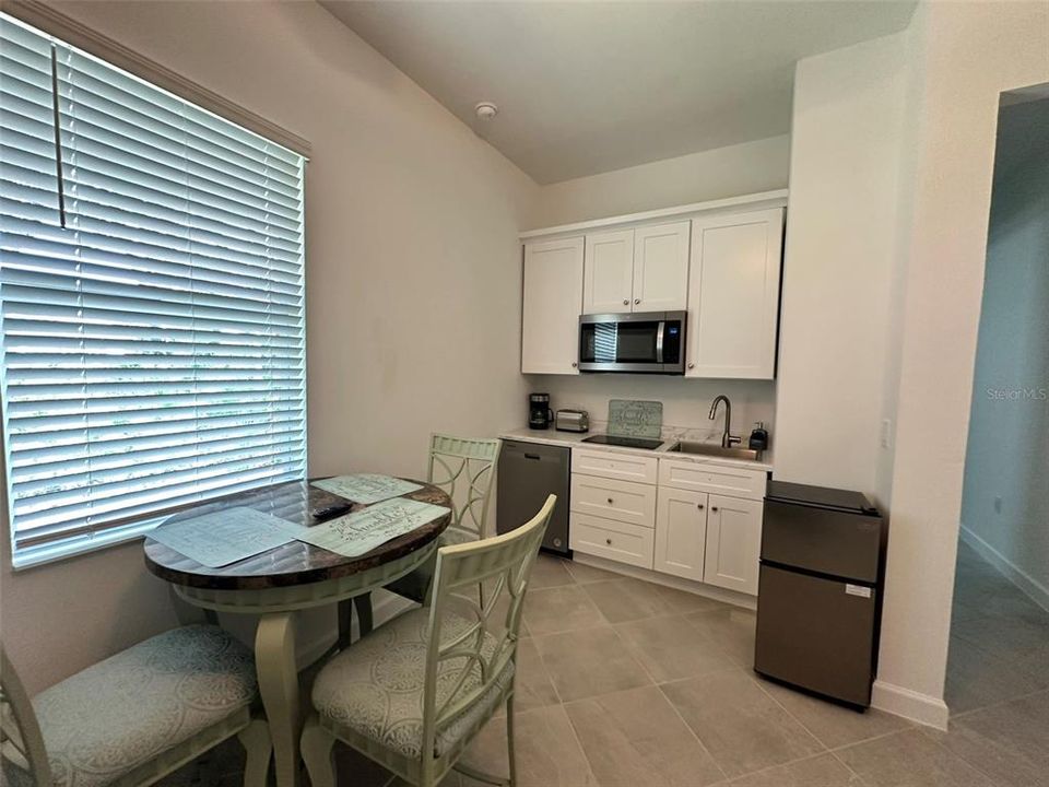 For Rent: $1,400 (1 beds, 1 baths, 400 Square Feet)