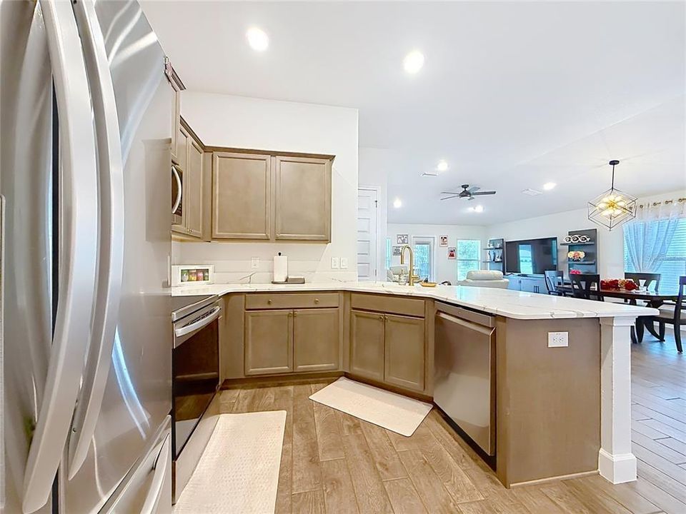 На продажу: $330,000 (4 спален, 2 ванн, 1694 Квадратных фут)