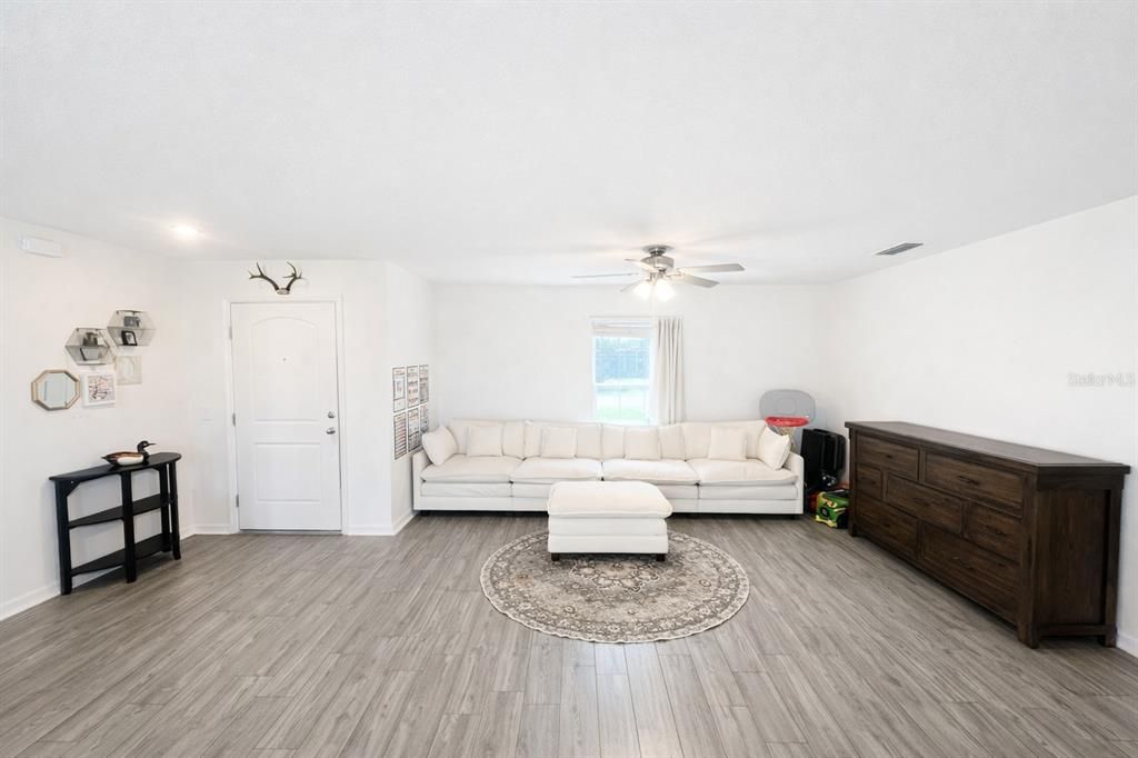 For Sale: $328,000 (3 beds, 2 baths, 1463 Square Feet)