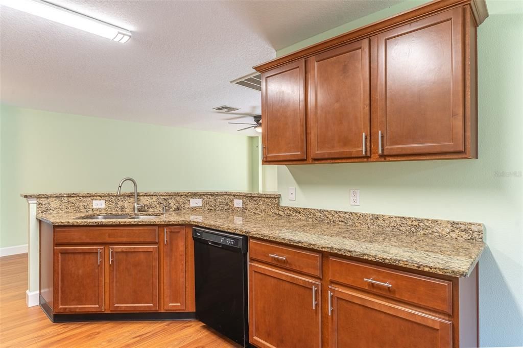 Activo con contrato: $269,500 (3 camas, 2 baños, 1606 Pies cuadrados)