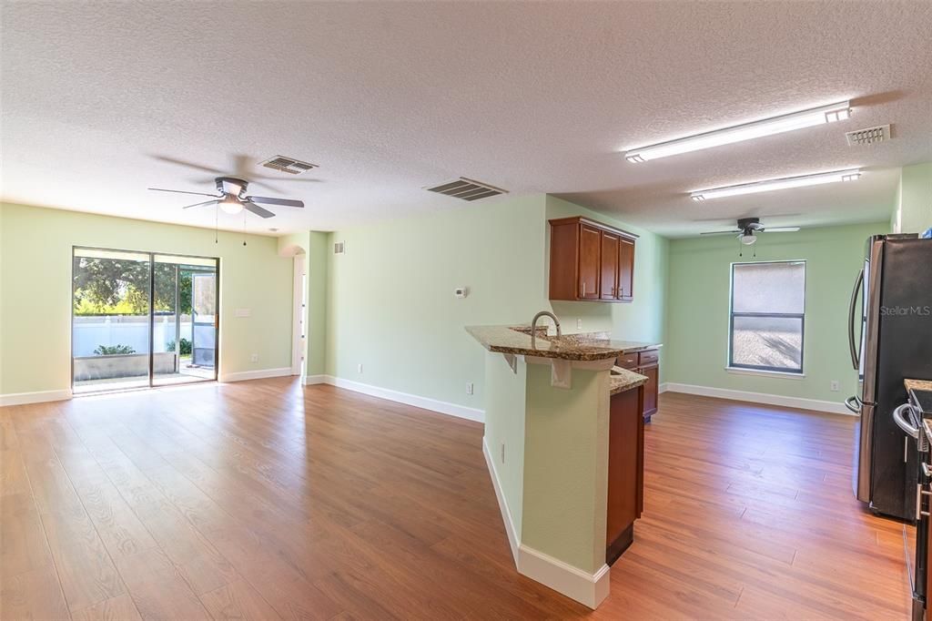 Activo con contrato: $269,500 (3 camas, 2 baños, 1606 Pies cuadrados)