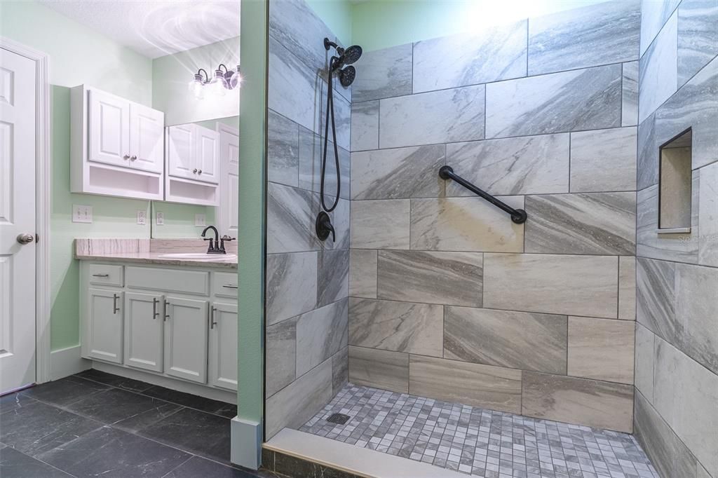 Activo con contrato: $269,500 (3 camas, 2 baños, 1606 Pies cuadrados)