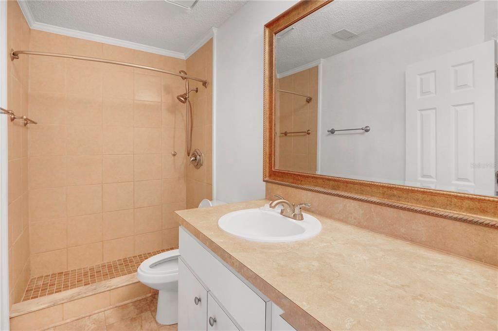 На продажу: $145,000 (2 спален, 2 ванн, 992 Квадратных фут)