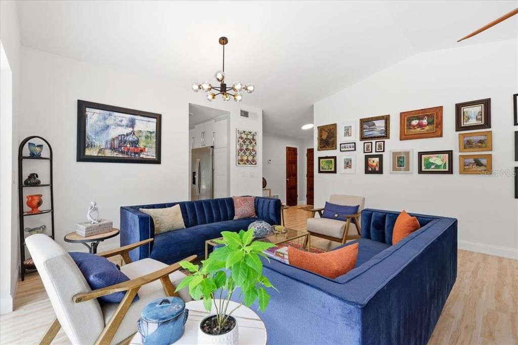 На продажу: $559,900 (4 спален, 2 ванн, 1715 Квадратных фут)