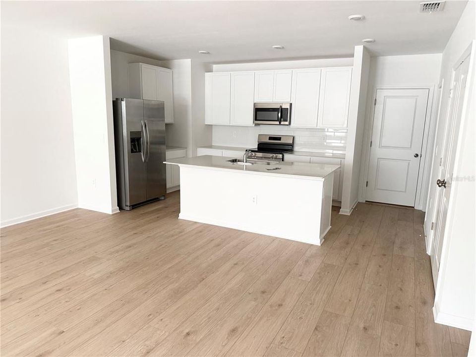 For Rent: $2,360 (3 beds, 2 baths, 1823 Square Feet)