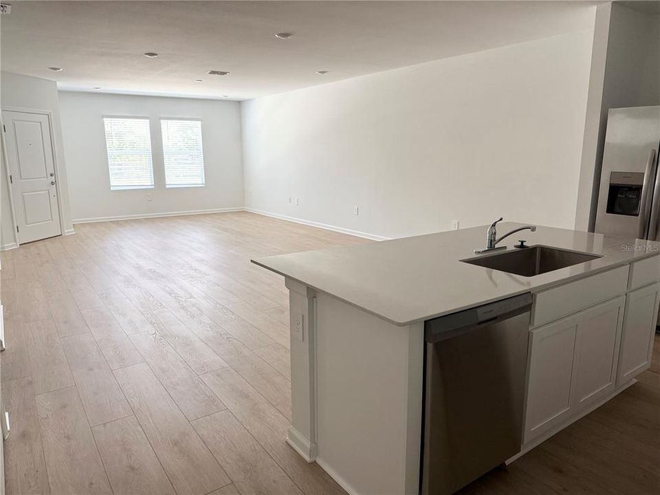For Rent: $2,360 (3 beds, 2 baths, 1823 Square Feet)