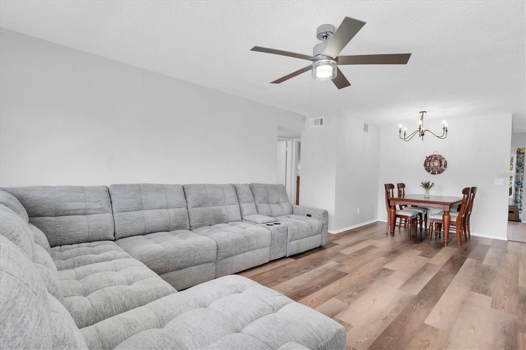 For Sale: $169,000 (2 beds, 2 baths, 1100 Square Feet)